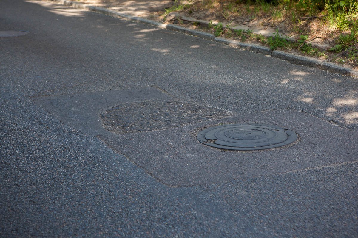 На некоторых участках видны определенные неровности, но для автомобилистов - это не смертельно