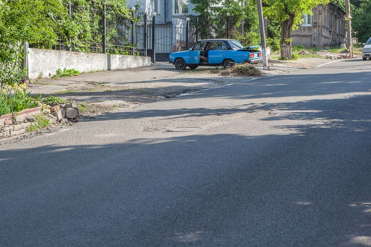 Вдоль дороги расположены частные дома