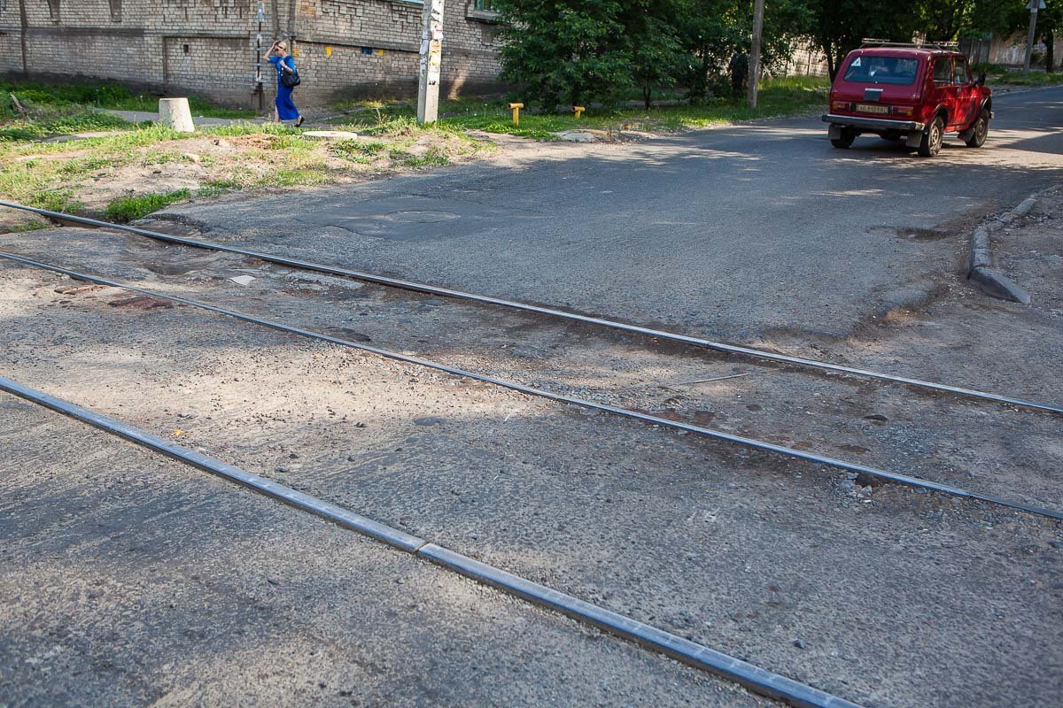 Через Орловскую пролегают трамвайные пути, которые доставляют некий дискомфорт автомобилистам