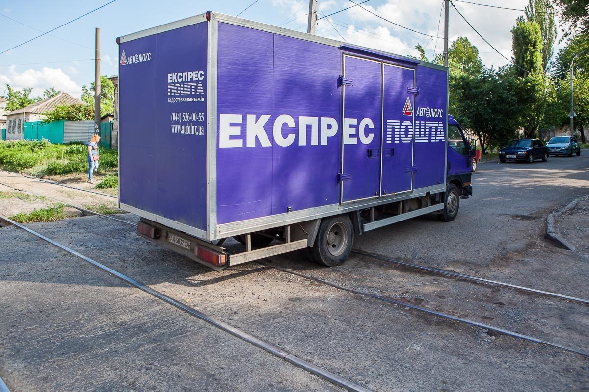 Между путями вся дорога "обсыпана" ямами