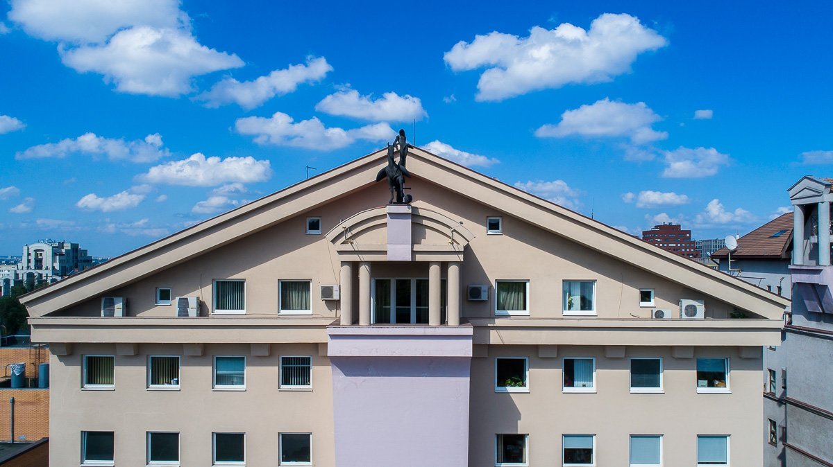 Но также на пути исследователя могут встретиться здания с весьма прозаичной судьбой, но интересным оформлением