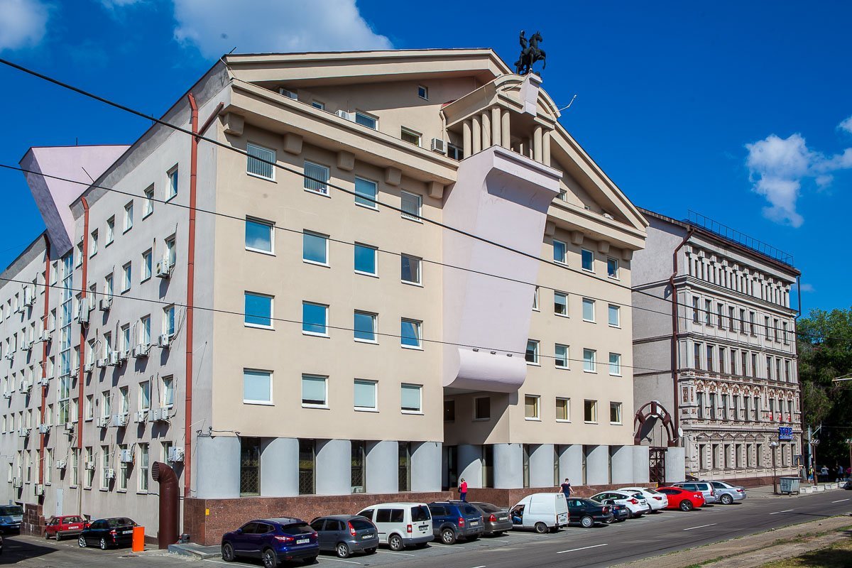 Деловой центр "Цитадель-2" на улице Святослава Храброго, 12, оформлен в греческом стиле