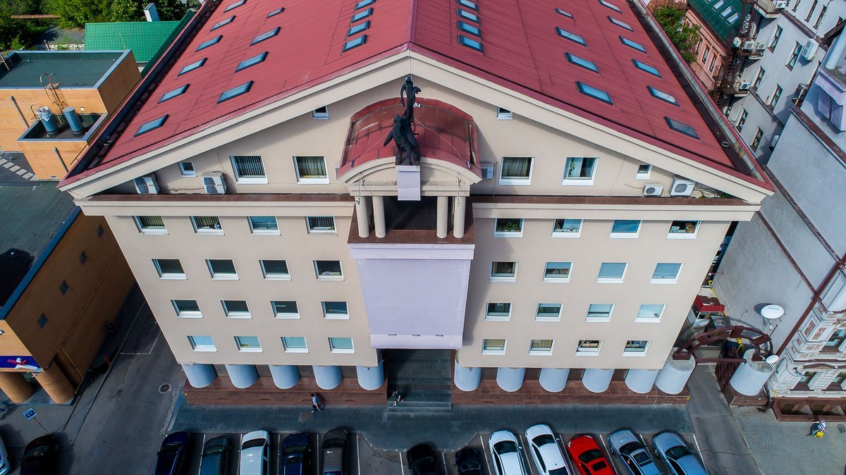 Его лаконичный дизайн дополняют утонченные колонны, а вишенкой на торте является огромная металлическая статуя всадника на крыше