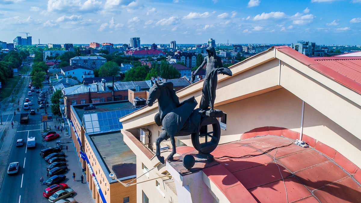 Его лаконичный дизайн дополняют утонченные колонны, а вишенкой на торте является огромная металлическая статуя всадника на крыше