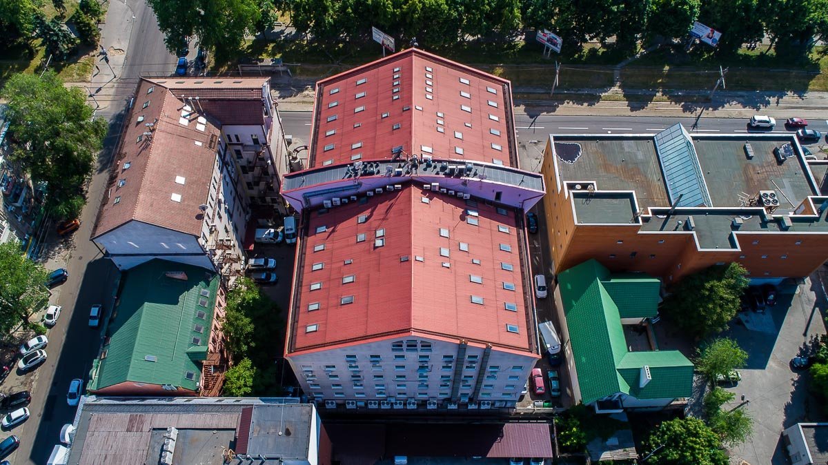 Мужские образы часто просматриваются в архитектурном декоре Днепра