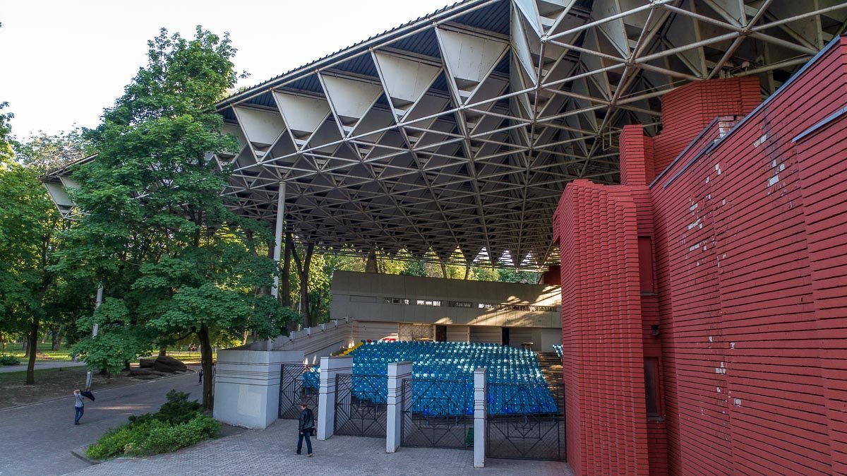 По идее Павла Ниринберга, деревья, прорастающие сквозь металлическое покрытие — символизируют связь живого и искусственного миров По идее Павла Ниринберга, деревья, прорастающие сквозь металлическое покрытие — символизируют связь живого и искусственного миров