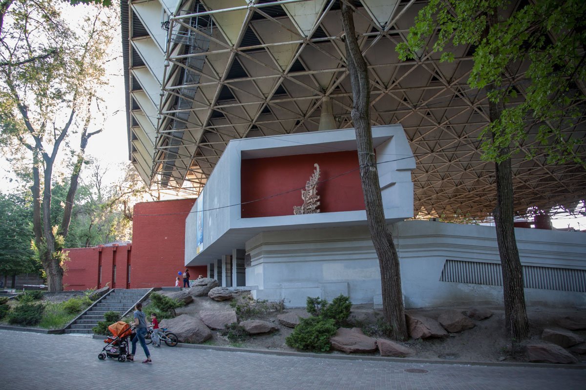 Чтобы улучшить акустику, архитектор сделал крышу с помощью необычной подвесной конструкции Чтобы улучшить акустику, архитектор сделал крышу с помощью необычной подвесной конструкции