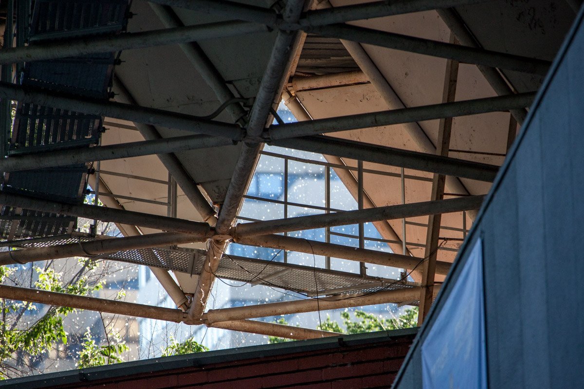 Чтобы испытать какова она будет в эксплуатации, полости металлических емкостей до краев наполнили водой Чтобы испытать какова она будет в эксплуатации, полости металлических емкостей до краев наполнили водой