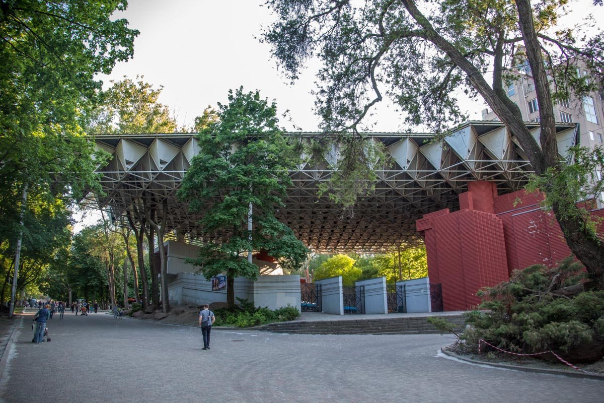 В летнем театре когда-то проходил Всесоюзный фестиваль советской песни, который транслировался на весь СССР В летнем театре когда-то проходил Всесоюзный фестиваль советской песни, который транслировался на весь СССР