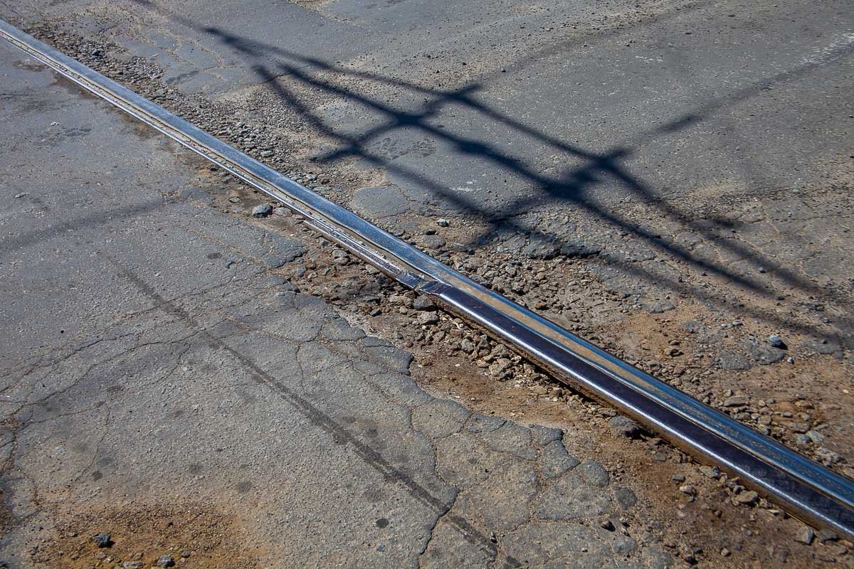 На этой улице плохая дорога не только для машин На этой улице плохая дорога не только для машин