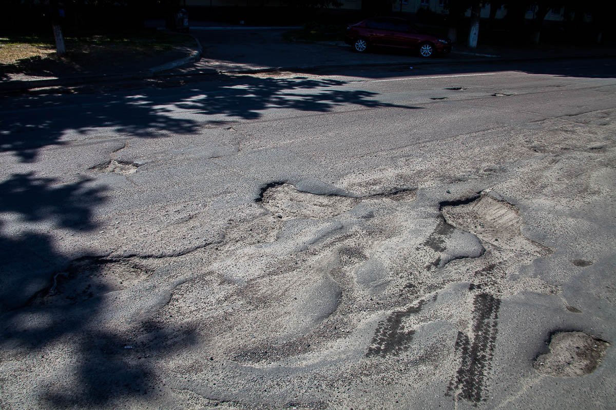 Какой-то водитель пытался затормозить перед ямой, но по следам видно, что не вышло Какой-то водитель пытался затормозить перед ямой, но по следам видно, что не вышло