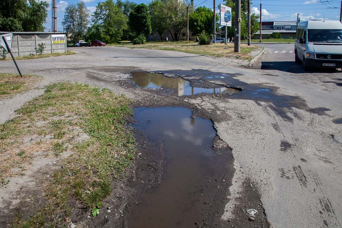 Водители едут медленно, аккуратно объезжая дефекты на проезжей части Водители едут медленно, аккуратно объезжая дефекты на проезжей части