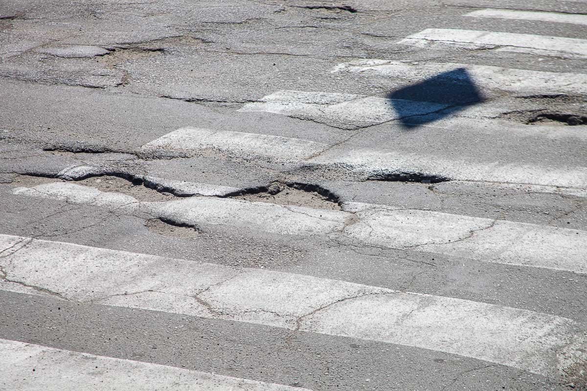 На этой проезжей части, не то что на машине ездить, а и дорогу по зебре страшно переходить На этой проезжей части, не то что на машине ездить, а и дорогу по зебре страшно переходить