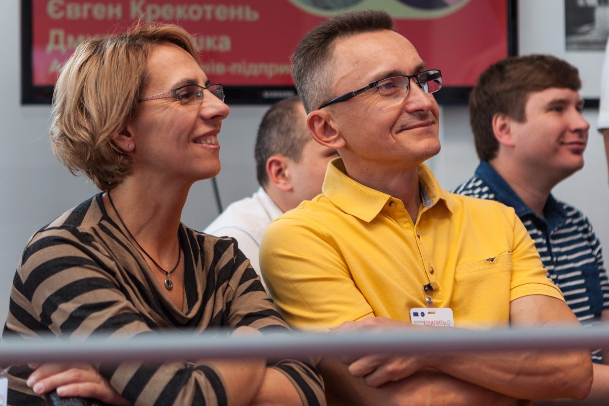 Зал быстро заполнился посетителями Зал быстро заполнился посетителями