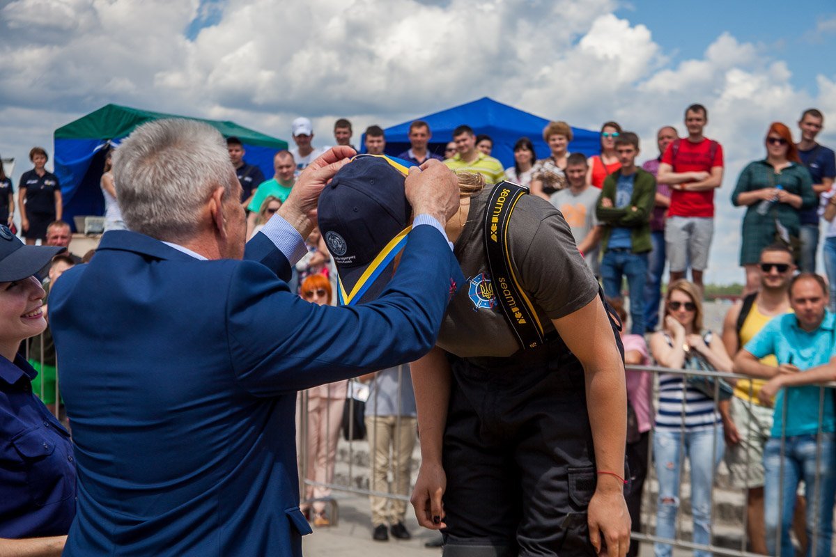В турнире приняли участие 16 команд из разных городов страны В турнире приняли участие 16 команд из разных городов страны