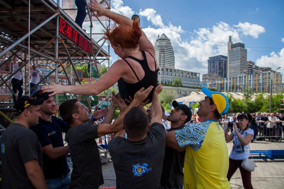 Соревнования открылись забегом спасателей в мужской категории, а после торжественного открытия эстафету подхватили прекрасные сотрудницы ГСЧС Соревнования открылись забегом спасателей в мужской категории, а после торжественного открытия эстафету подхватили прекрасные сотрудницы ГСЧС