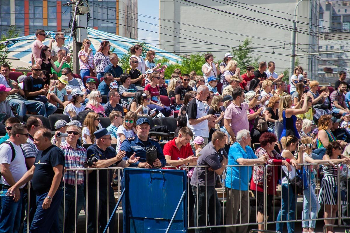 Место соревнований огородили забором, за самочувствием участников следила бригада "скорой", а за соблюдением порядка - патруль полиции Место соревнований огородили забором, за самочувствием участников следила бригада "скорой", а за соблюдением порядка - патруль полиции