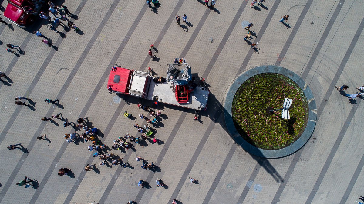 Выстроилась очередь из желающих покататься на кране Выстроилась очередь из желающих покататься на кране