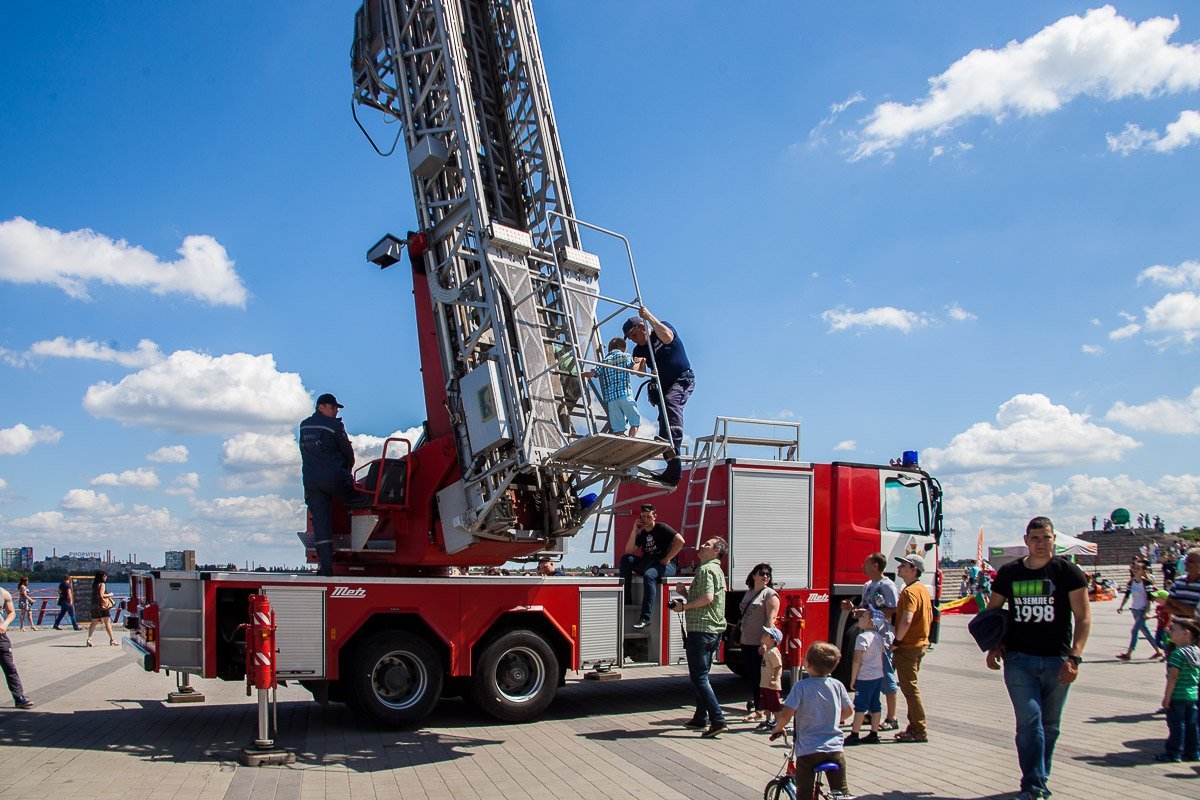 Дети катались с сотрудниками ГСЧС Дети катались с сотрудниками ГСЧС