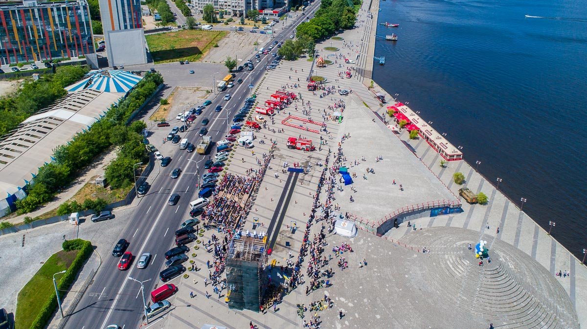 В небо запускали шары и фейерверки В небо запускали шары и фейерверки