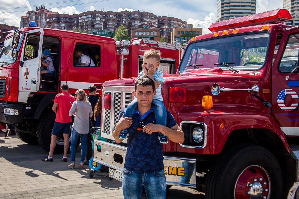 Дети были счастливы большим красным машинкам Дети были счастливы большим красным машинкам