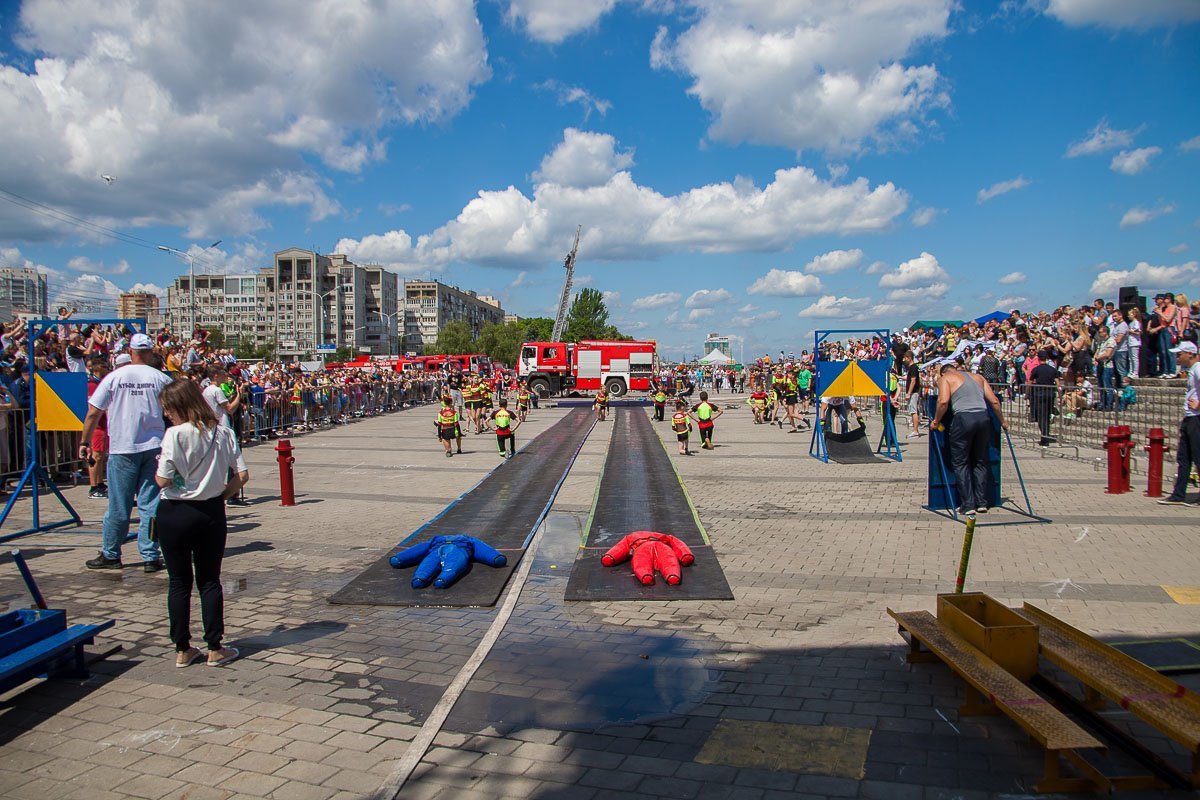 Под песни AC\DC и Led Zeppelin бравые спасатели выполняли разные упражнения Под песни AC\DC и Led Zeppelin бравые спасатели выполняли разные упражнения