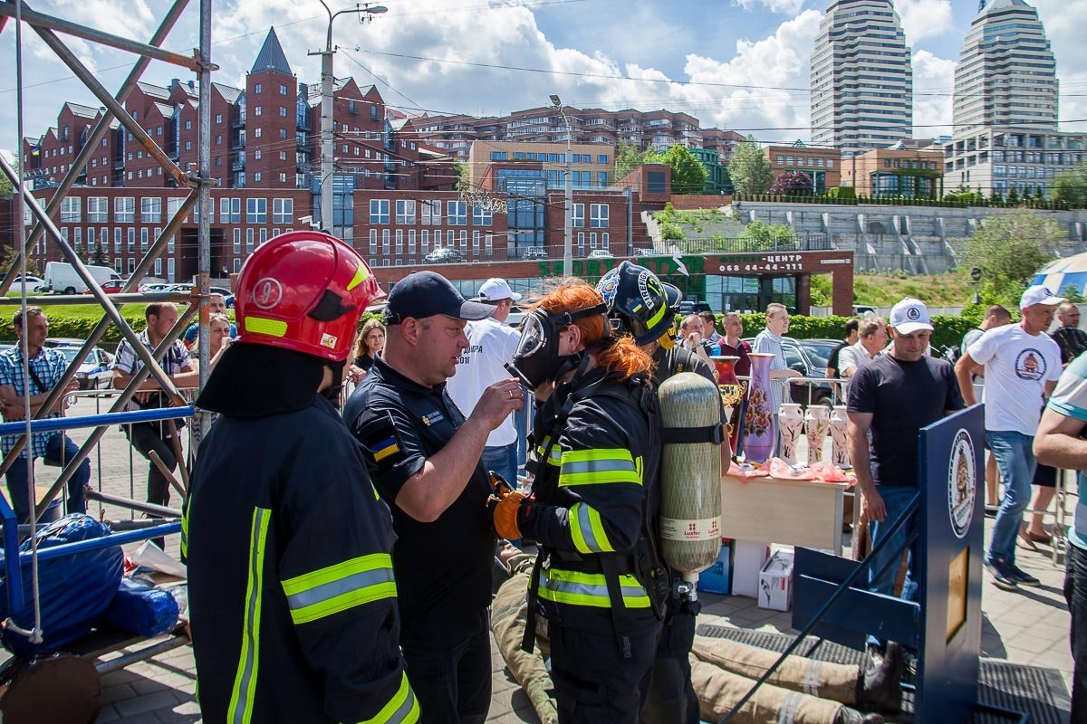 Сначала участники поднимали тяжелые пакеты по ступенькам на 4-й этаж Сначала участники поднимали тяжелые пакеты по ступенькам на 4-й этаж