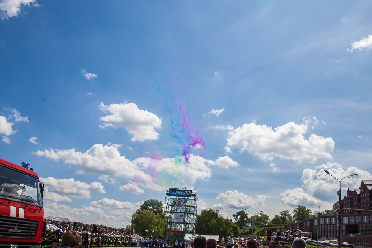Небо над Днепром окрасилось в разные цвета Небо над Днепром окрасилось в разные цвета