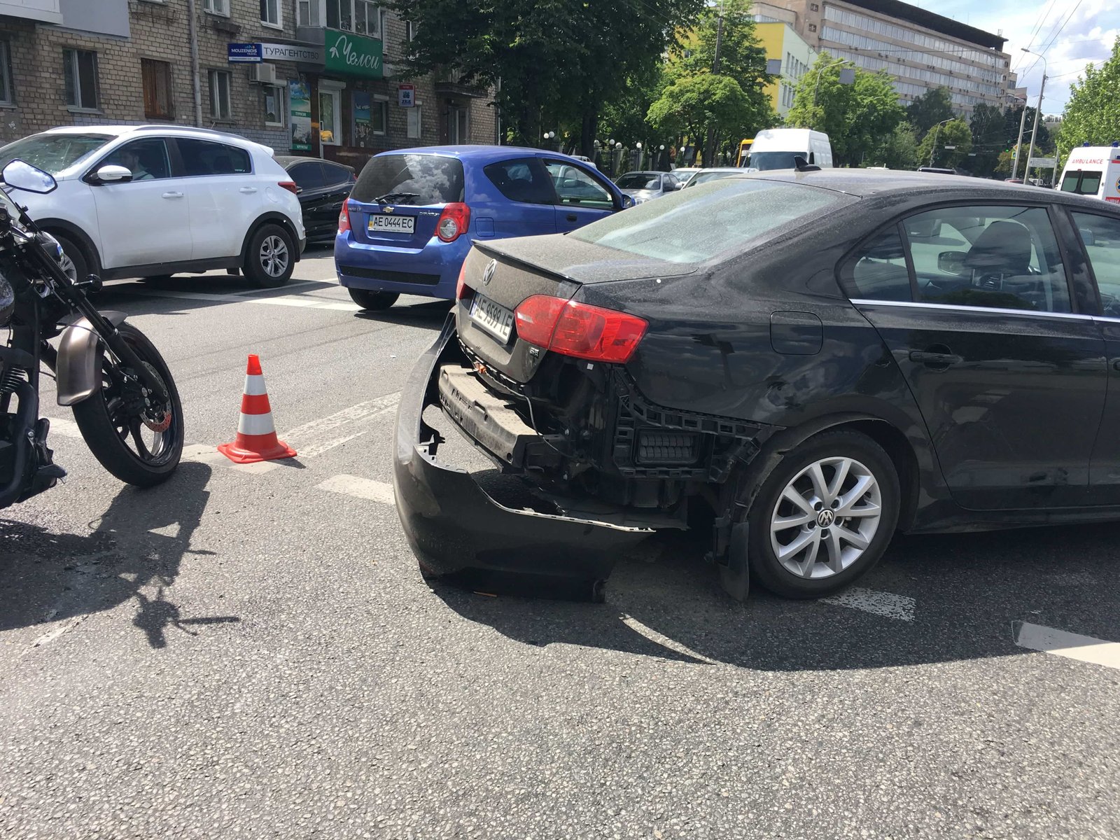 Автомобиль Volkswagen получил повреждения Автомобиль Volkswagen получил повреждения