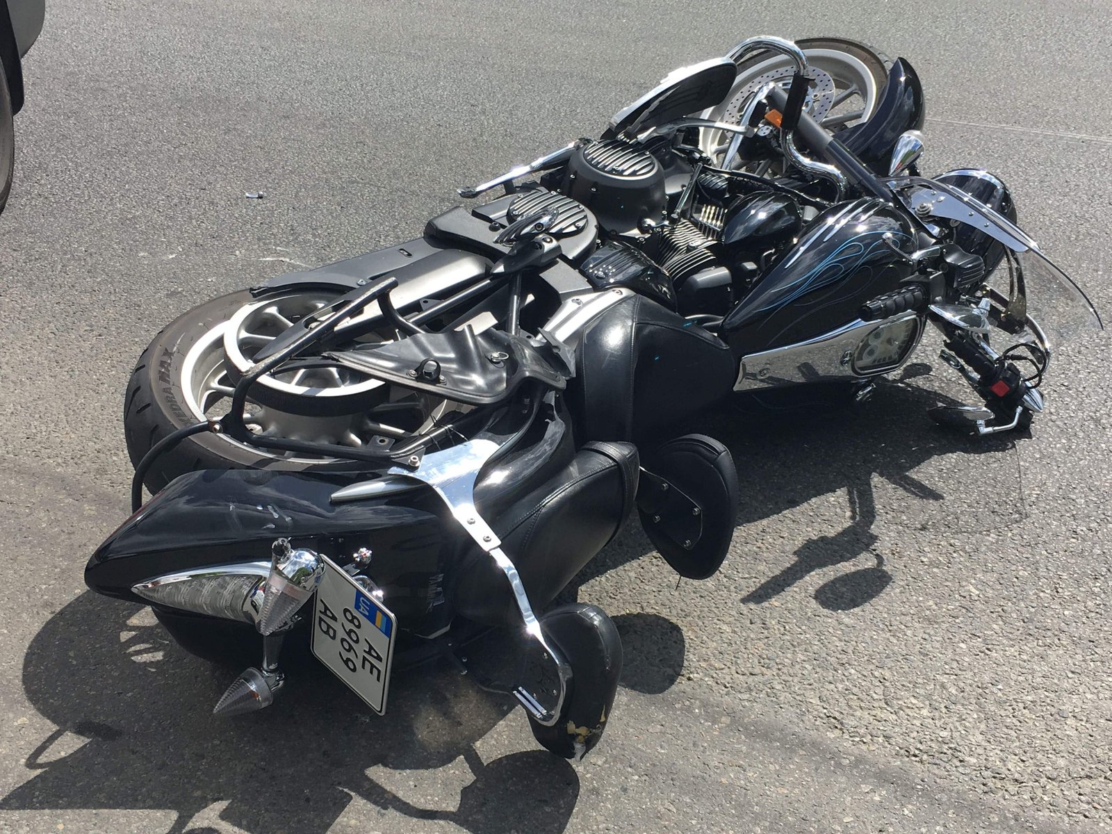 Volkswagen на светофоре сбил двух мужчин на мотоцикле Yamaha Volkswagen на светофоре сбил двух мужчин на мотоцикле Yamaha