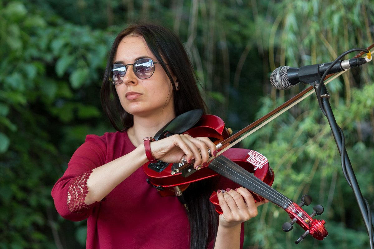 Виктория прекрасно поет и играет на скрипке Виктория прекрасно поет и играет на скрипке