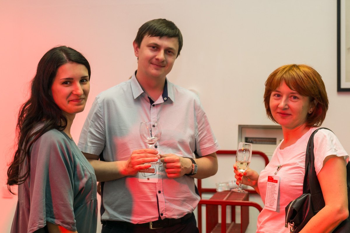 Но были и те, кто был готов выпить бокальчик – второй вина