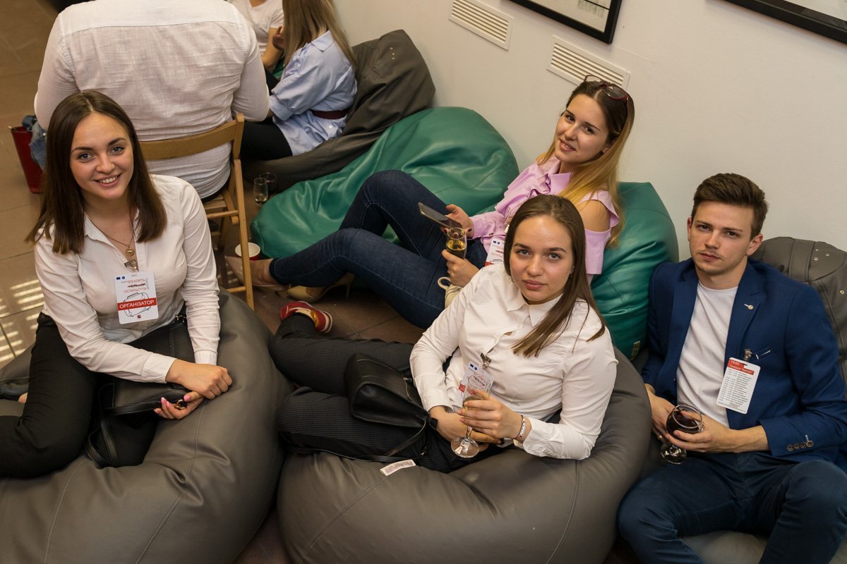 Несколько десятков людей остались, чтобы пообщаться