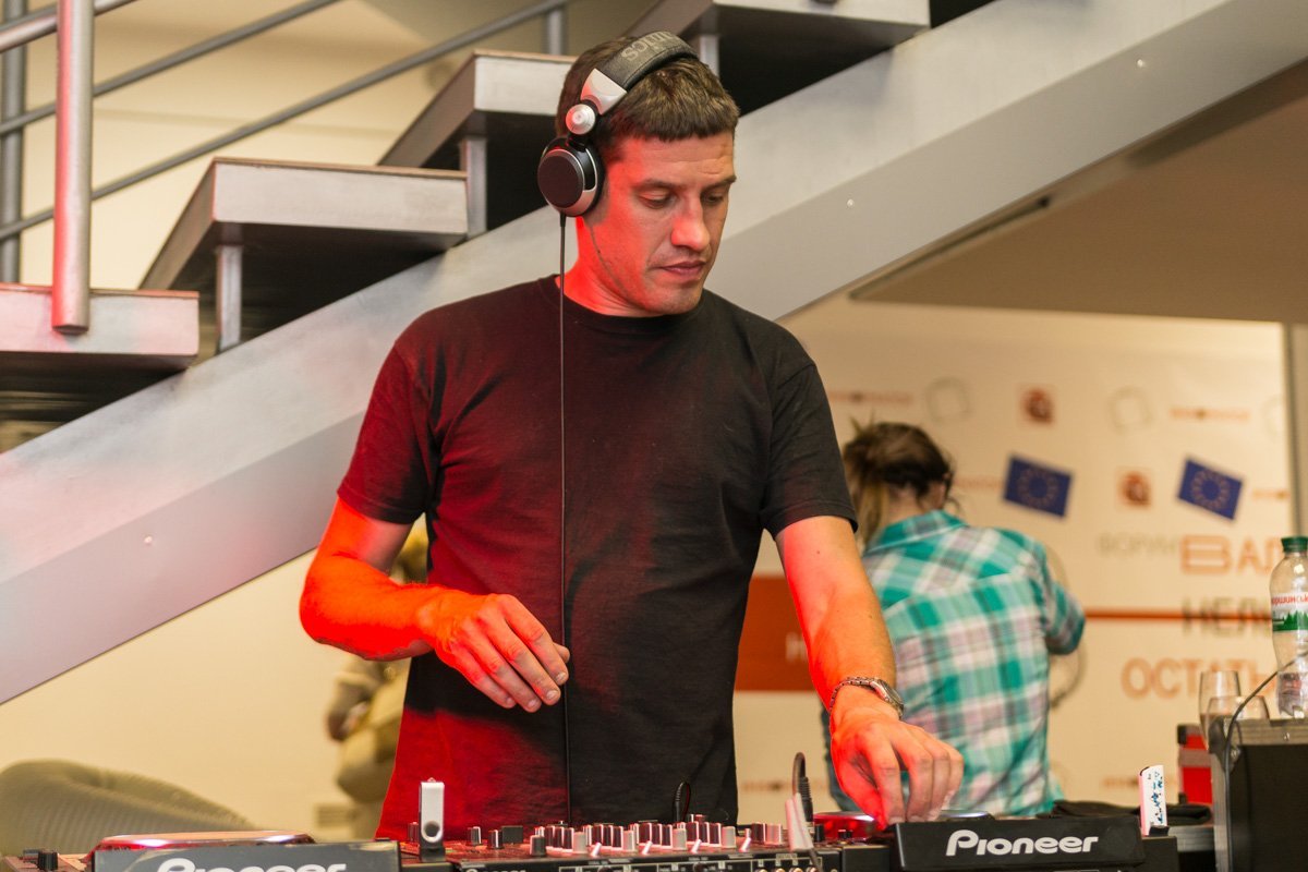 Живое общение разбавляла музыка