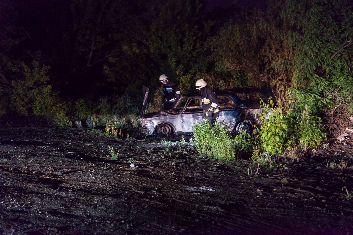 Автомобиль ВАЗ выезжал из заправки и загорелся