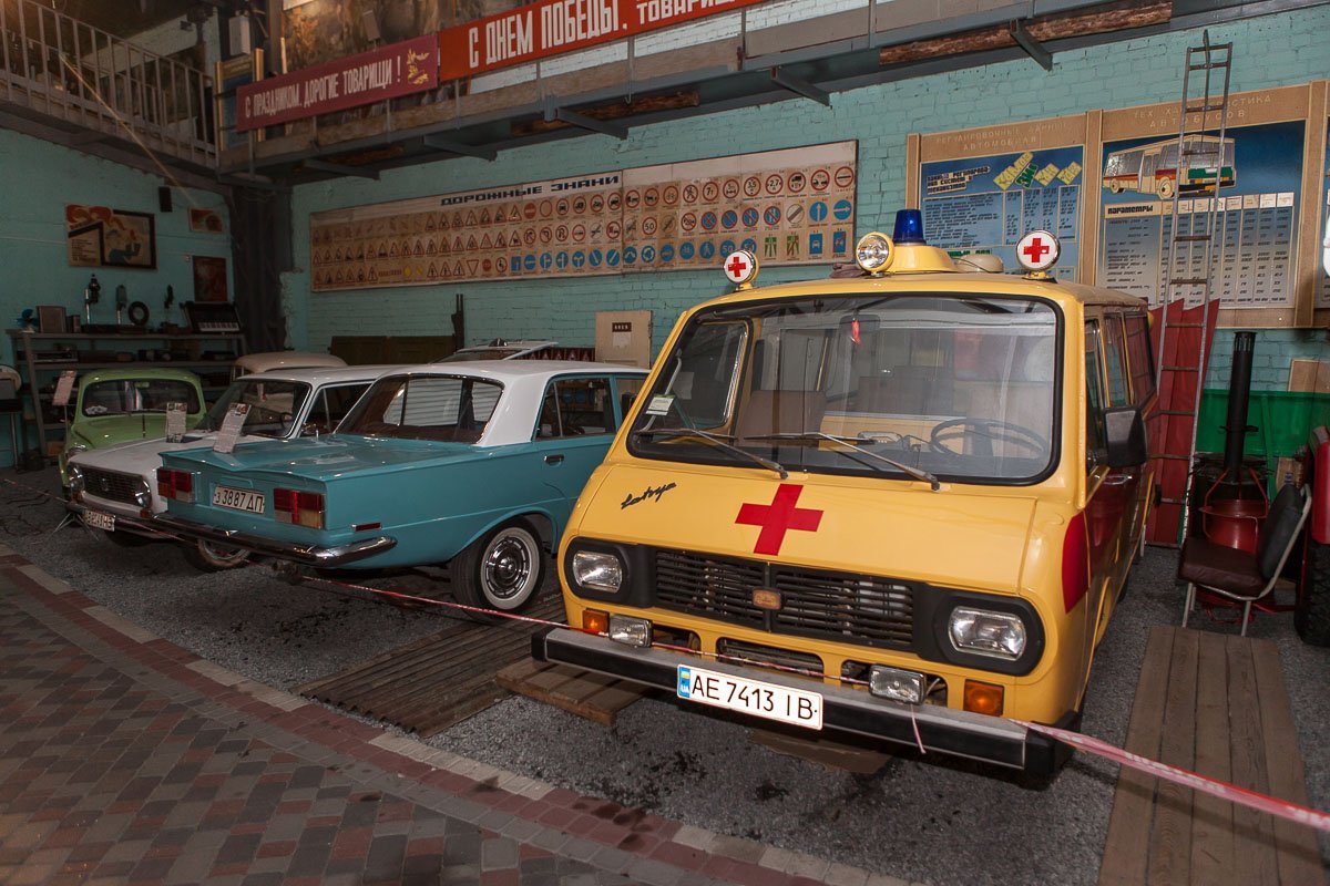 В эту ночь также действовали экспозиция выставки автомобилей В эту ночь также действовали экспозиция выставки автомобилей