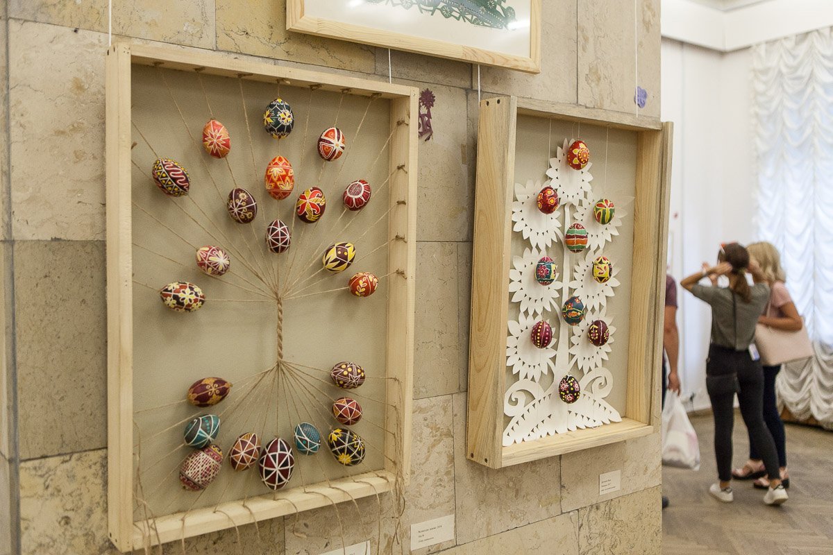 Выставка писанки и вышивки Юлии Датченко Выставка писанки и вышивки Юлии Датченко