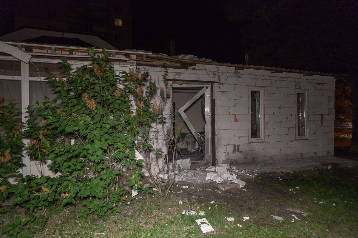 Взрыв был возле двери, которая находилась в другом конце кафе