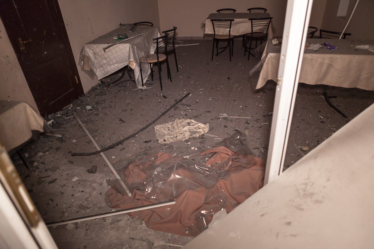 Осколки полетели вовнутрь 