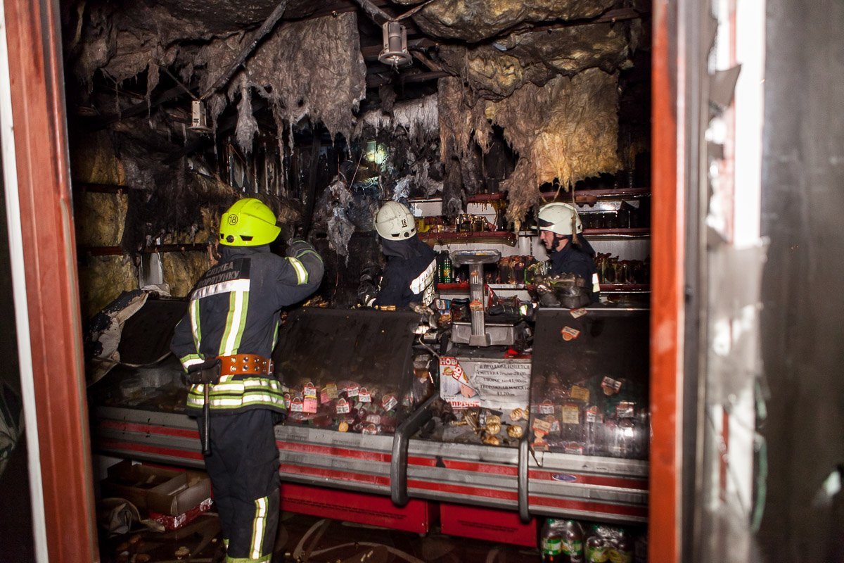 Загорелся магазин Салтовского комбината