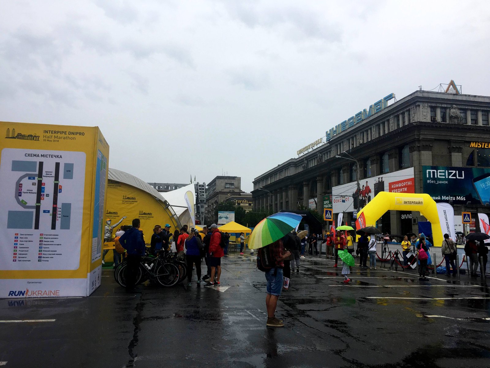 Палаточный городок на площади Героев Майдана Палаточный городок на площади Героев Майдана