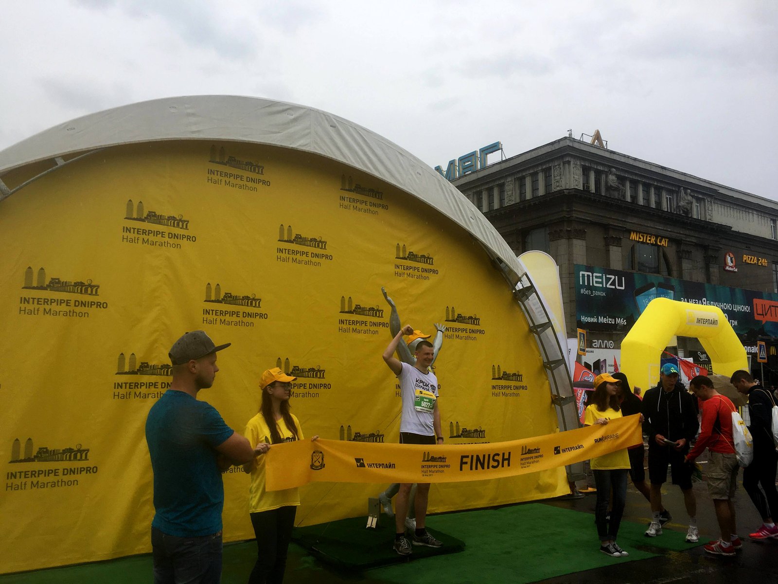 На площади царит бодрая атмосфера На площади царит бодрая атмосфера