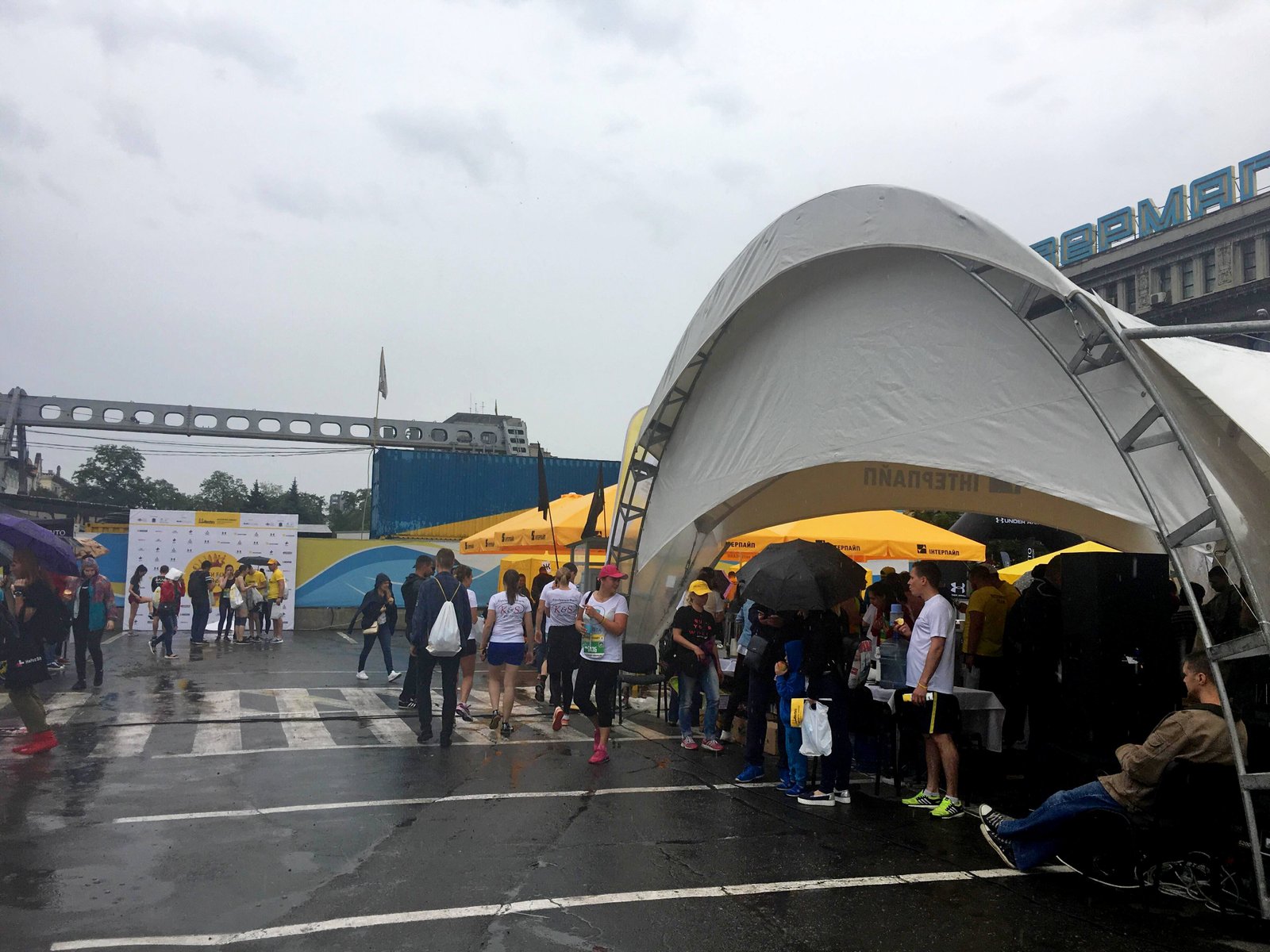 Со стороны городка можно понаблюдать за марафоном Со стороны городка можно понаблюдать за марафоном