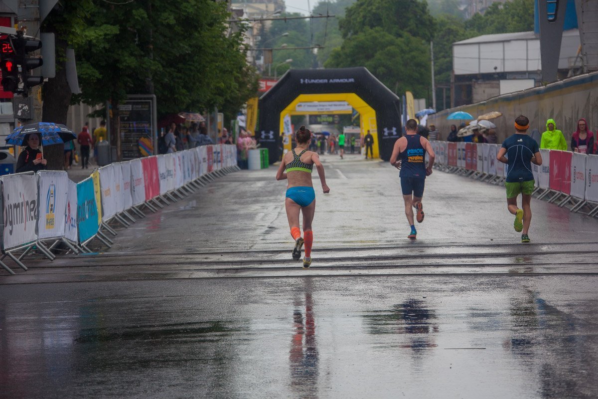 Проливной дождь не испугал марафонцев Проливной дождь не испугал марафонцев