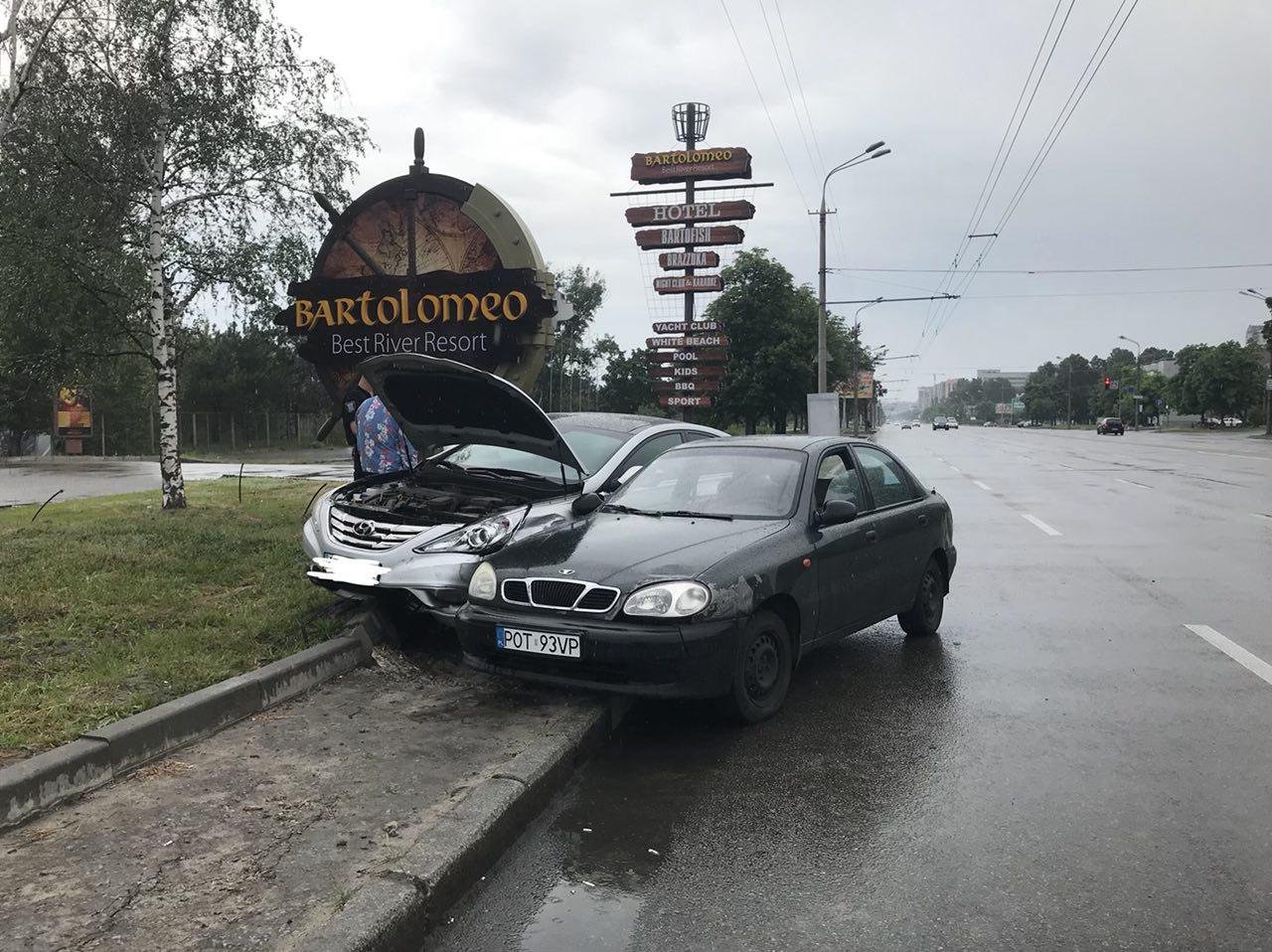 В результате аварии оба автомобиля оказались частично на обочине В результате аварии оба автомобиля оказались частично на обочине
