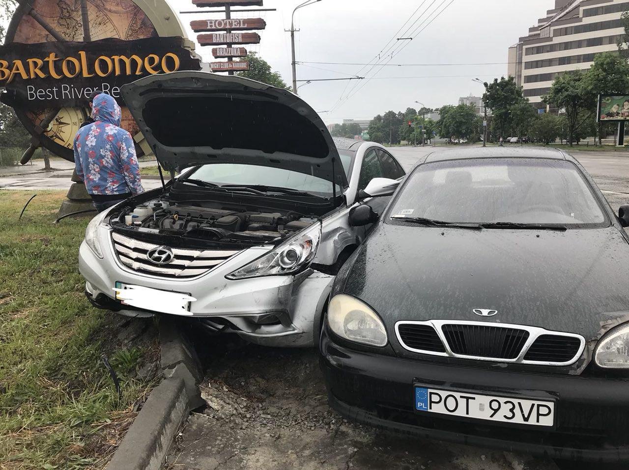 Hyundai налетел на бордюр и серьезно поврежден Hyundai налетел на бордюр и серьезно поврежден
