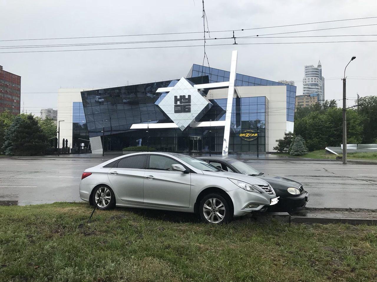 Автомобили по инерции "протянуло" по дороге еще несколько метров Автомобили по инерции "протянуло" по дороге еще несколько метров