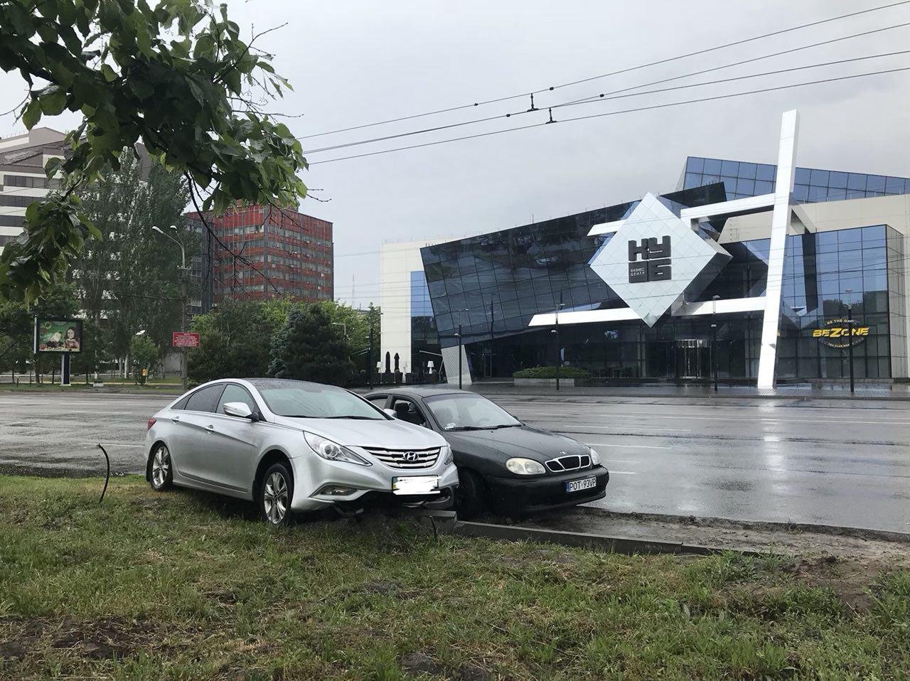 ДТП произошло на Набережной Победы возле Bartolomeo и напротив бизнес-центра Куб ДТП произошло на Набережной Победы возле Bartolomeo и напротив бизнес-центра Куб