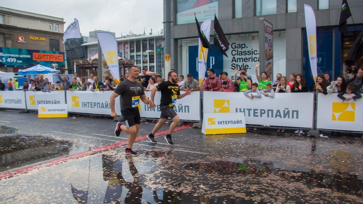 Дождь и лужи не помеха марафону