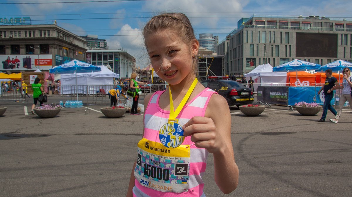 Алиса - победительница дистанции Kids Run 500 метров среди девочек